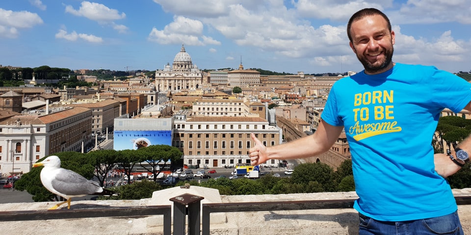 Artur Jakucewicz sur la terrasse du Château Saint-Ange avec la Basilique Saint-Pierre à l’arrière-plan, à Rome