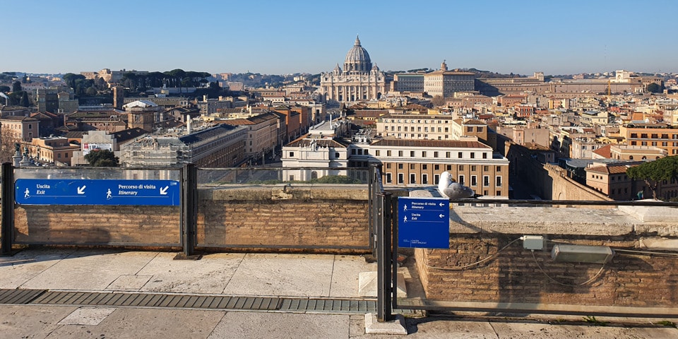 Vue sur le dôme de la Basilique Saint-Pierre depuis la terrasse du Château Saint-Ange, à Rome