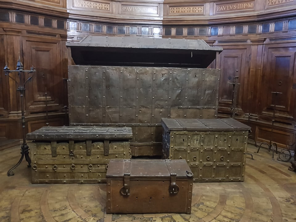 Salle du Trésor avec coffres cerclés de fer où les papes conservaient le trésor de l’Église, au Château Saint-Ange, à Rome
