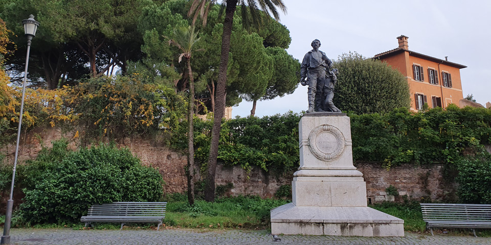 Vue complète du monument à Ciceruacchio le long de la promenade arborée du Janicule, à Rome