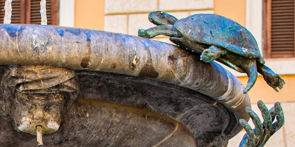 détails de la fontaine des Tortues à Rome détails de la fontaine des Tortues à Rome
