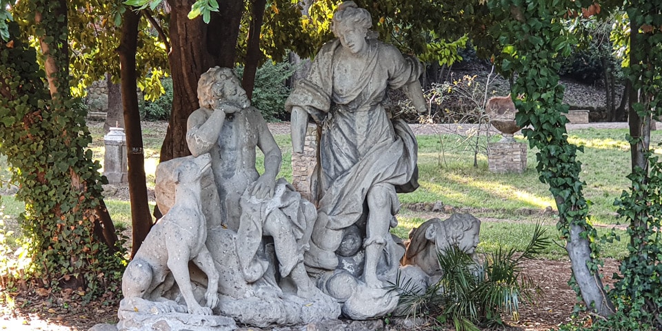 Diane, Endymion et un chien de chasse dans le groupe sculpté en grès de Villa Sciarra