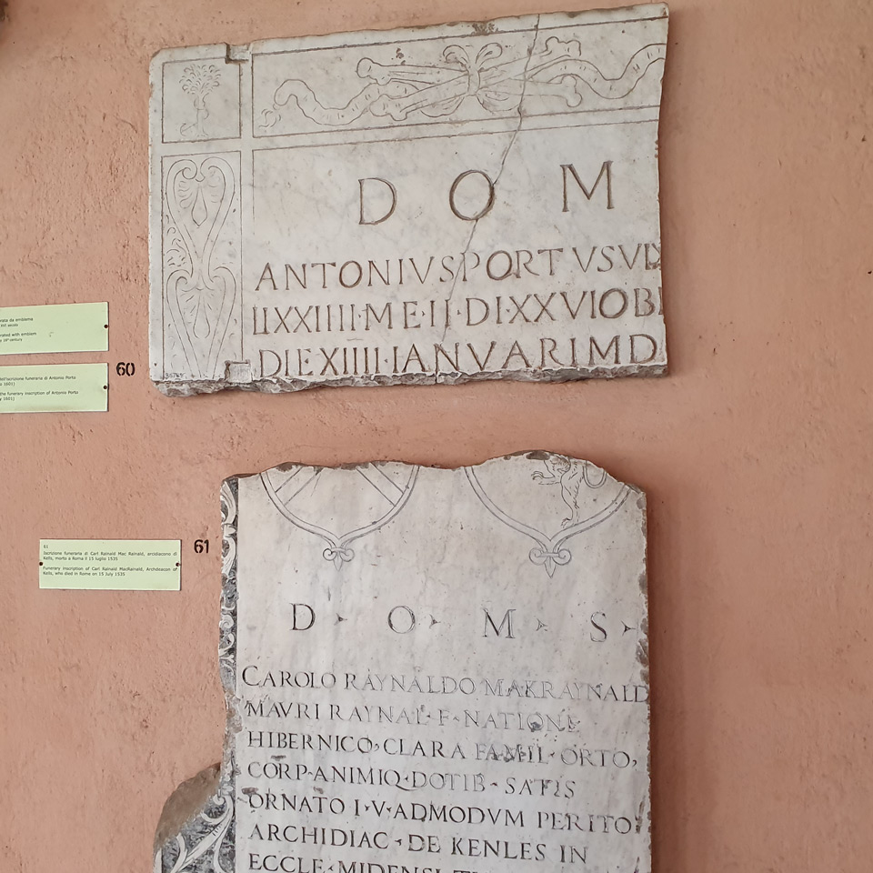 D O M et D O M S au sommet d’inscriptions funéraires chrétiennes exposées à Rome