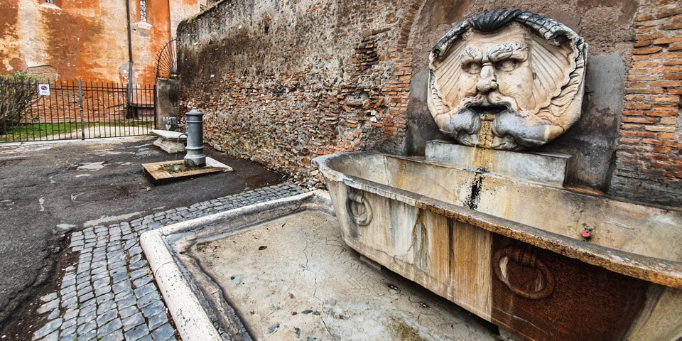 Fontaine à boire à côté de la Fontana del Mascherone di Santa Sabina, Rome