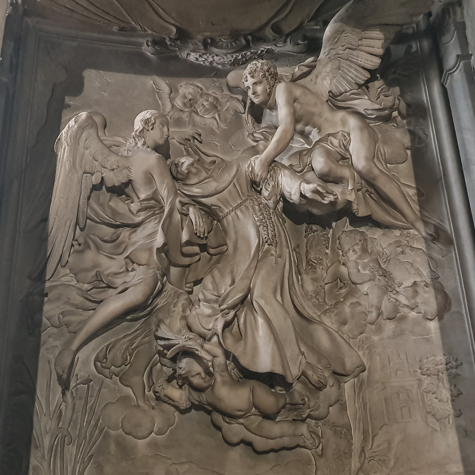 Relief en marbre de l’Extase de saint François par Francesco Baratta dans la chapelle Raimondi