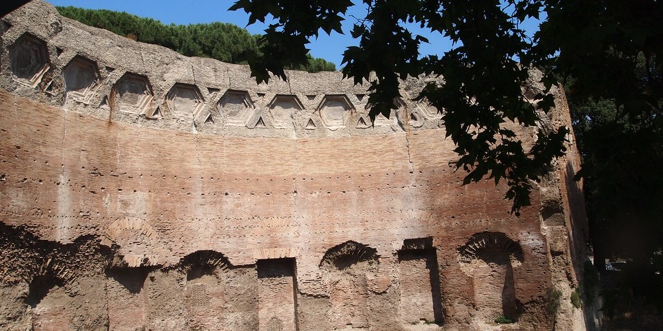 Mur antique sur la colline de l’Esquilin à Rome