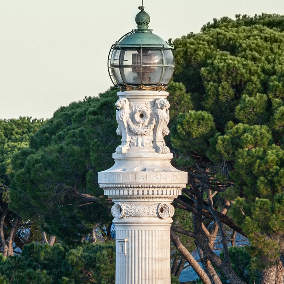 Lanterne et têtes de lion sculptées du Faro del Gianicolo à Rome