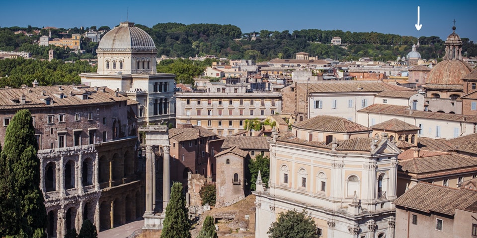 Faro del Gianicolo indiqué par une flèche sur la ligne d’horizon occidentale vue depuis la colline du Capitole à Rome
