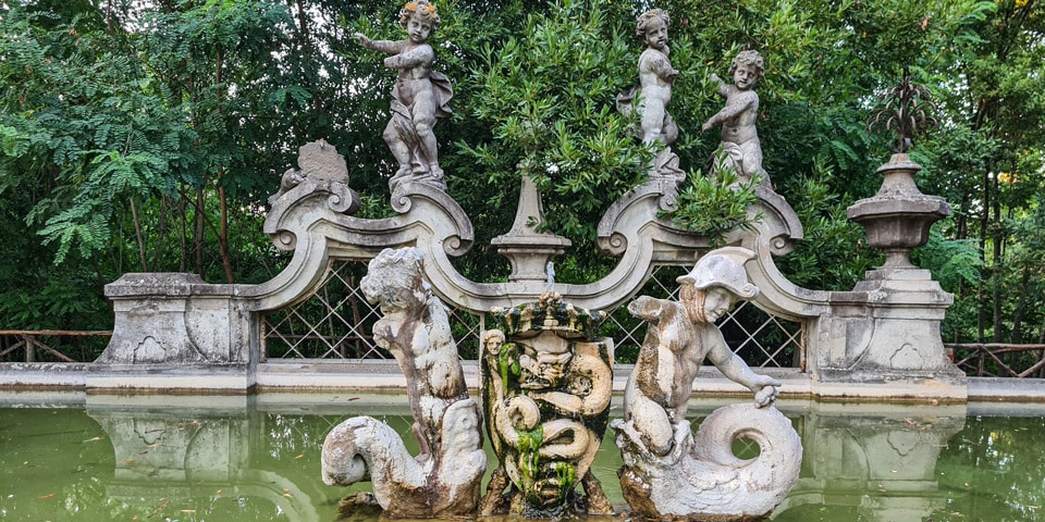 Putti, dauphins et biscione couronné des Visconti sur la Fontaine des Putti à Villa Sciarra