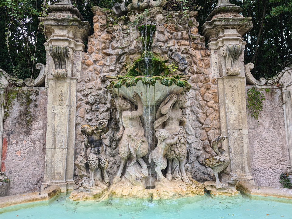 Satyres et jeunes satyres soutenant un coquillage géant dans la Fontana dei Satiri à Villa Sciarra