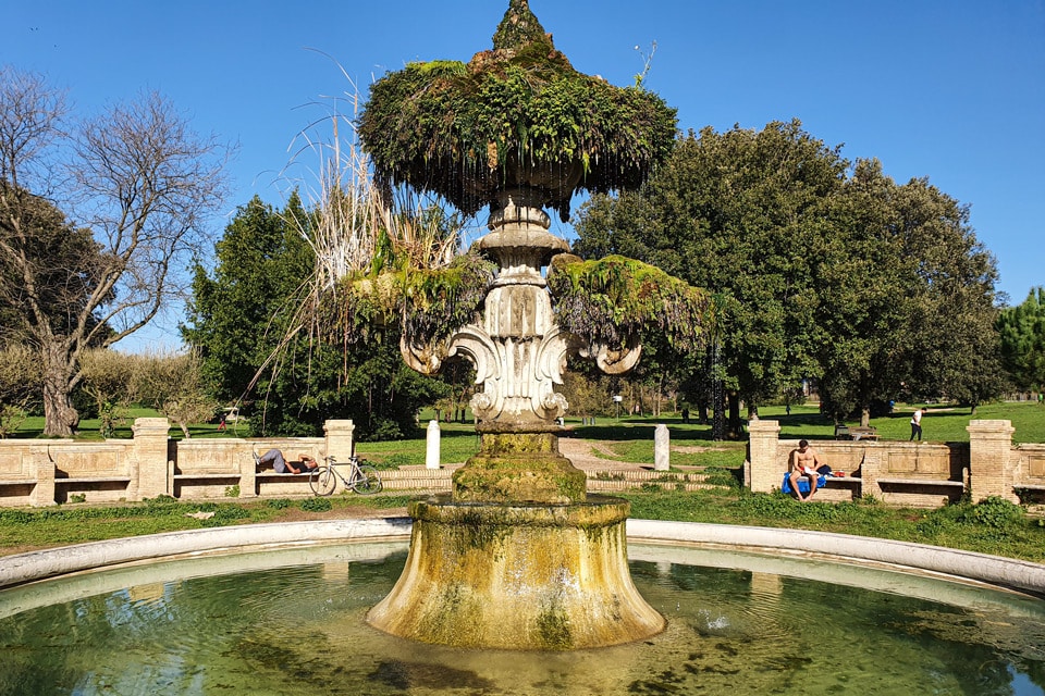 Fontana del Giglio dans la Villa Doria Pamphilj lors d’une journée d’hiver ensoleillée