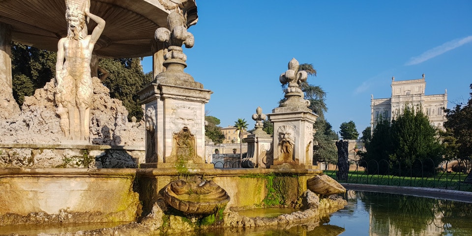 Figures mythologiques, masques aquatiques et lys des Pamphilj décorant la Fontana del Putto