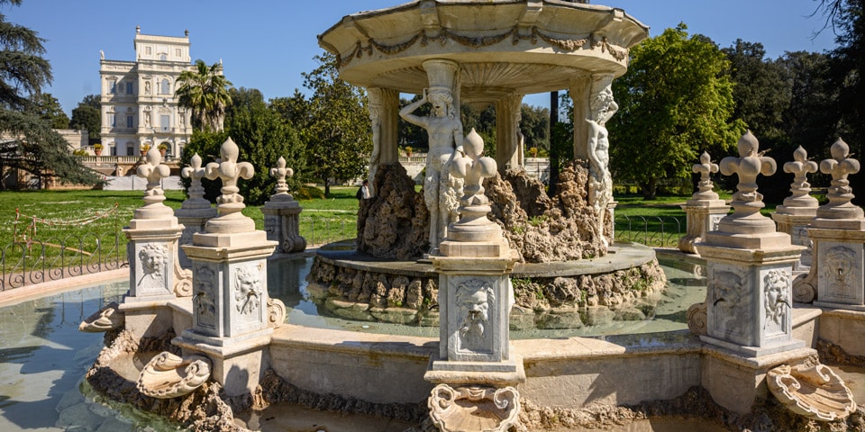 Fontana del Putto dans le Giardino del Teatro avec le Casino del Bel Respiro à l’arrière-plan