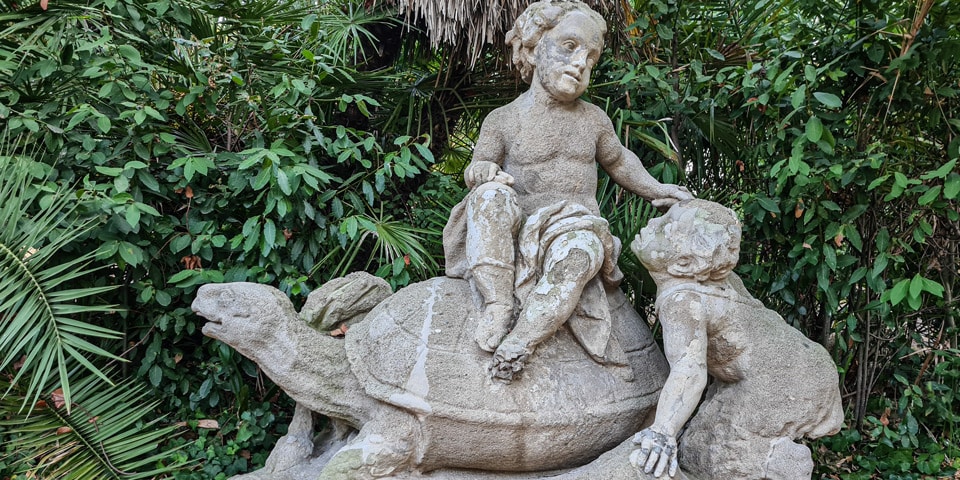 Putto assis sur une tortue géante tandis qu’un jeune faune grimpe à ses côtés à Villa Sciarra, à Rome