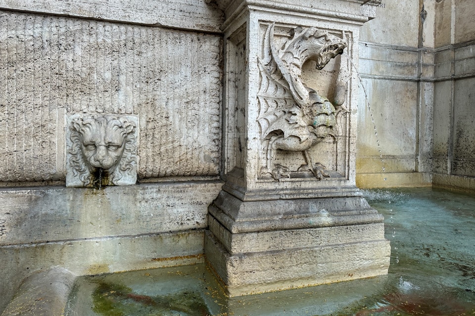 Dragon héraldique des Borghese crachant de l’eau et masque de lion sur le Fontanone di Ponte Sisto, Piazza Trilussa à Rome