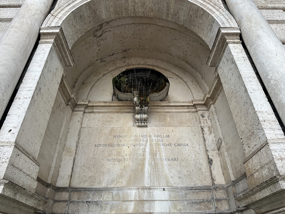 Inscription latine rappelant le déplacement au XIXe siècle du nymphée de l’Acqua Paola vers la Piazza Trilussa à Rome