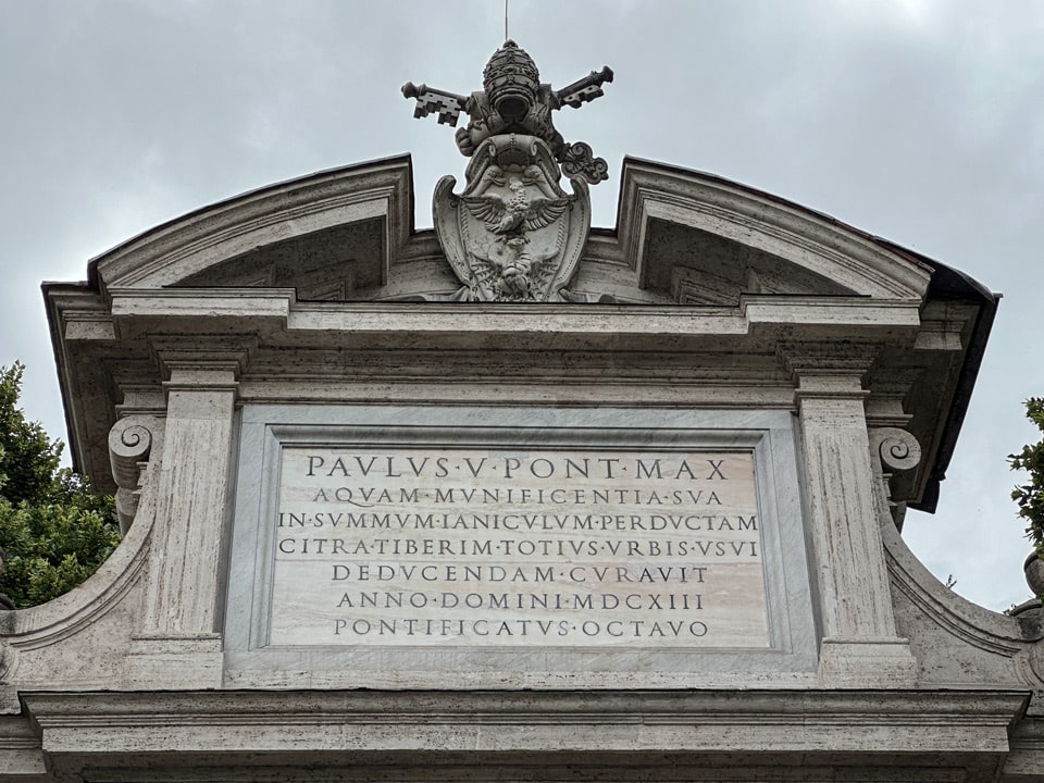 Inscription latine du pape Paul V datée de 1613 sur le Fontanone di Ponte Sisto, Piazza Trilussa à Rome