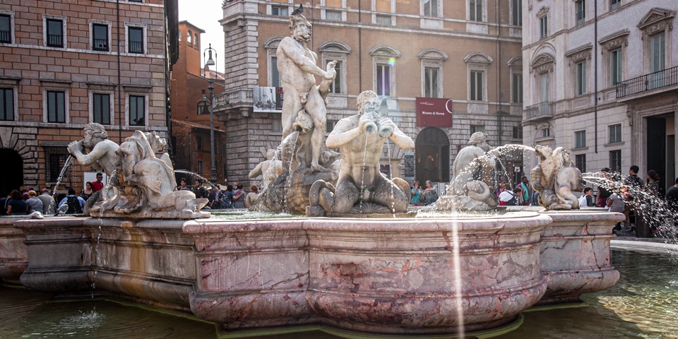 Vue complète de la fontaine du Maure Piazza Navona Rome Vue complète de la fontaine du Maure Piazza Navona Rome