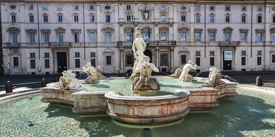 Vue latérale de la fontaine du Maure Piazza Navona Palazzo Pamphilj
