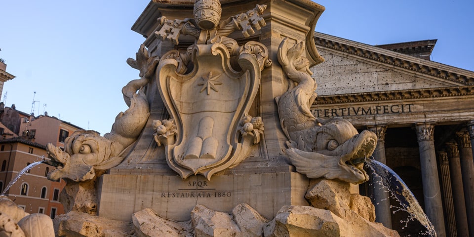 Fontaine du Panthéon armoiries de Clément XI SPQR restaurata 1880