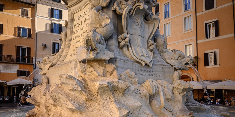 Inscription latine de Clément XI sur la fontaine du Panthéon à Rome