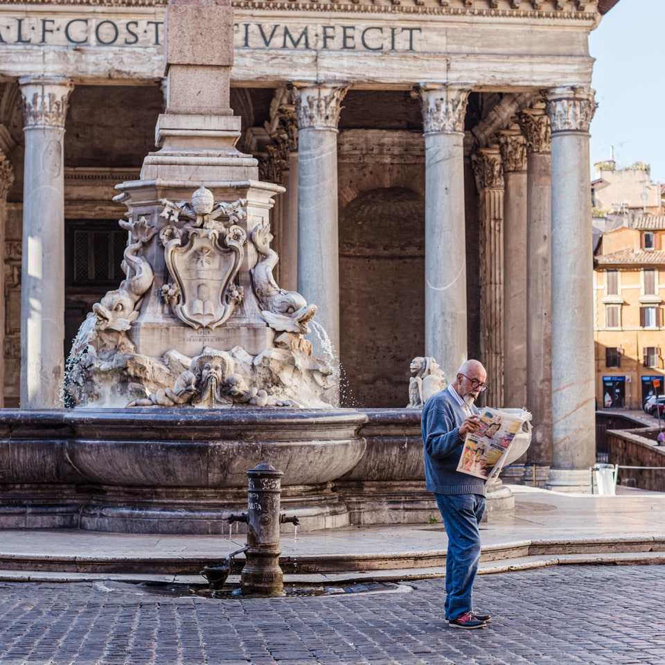 Fontaine du Panthéon sur la Piazza della Rotonda tôt le matin