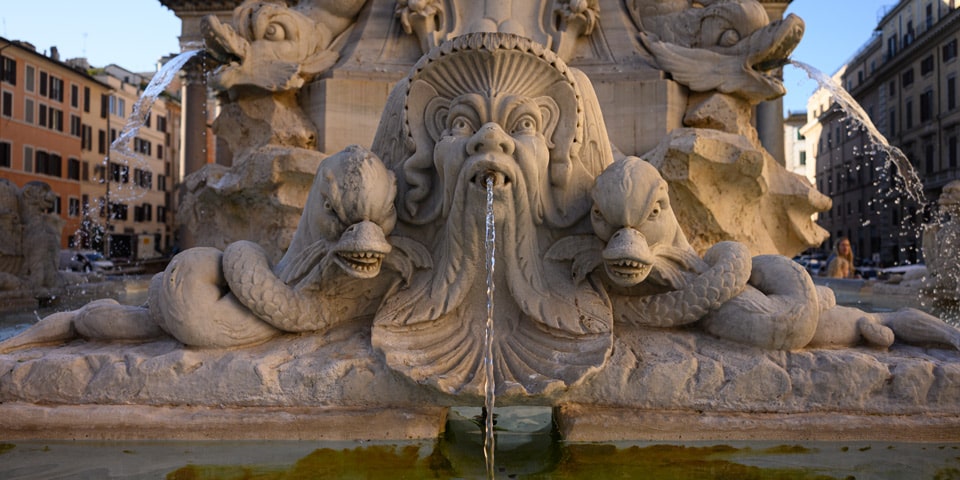 Détail des dauphins fantastiques de la fontaine du Panthéon