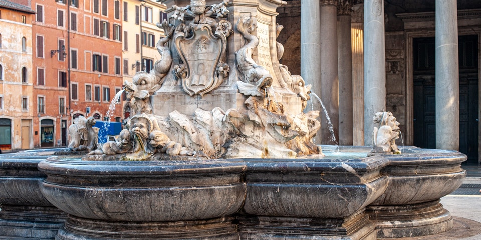 Bassin de pierre de la fontaine du Panthéon Piazza della Rotonda