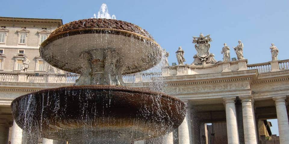 Fontaine sur la place Saint-Pierre, Vatican Fontaine sur la place Saint-Pierre, Vatican