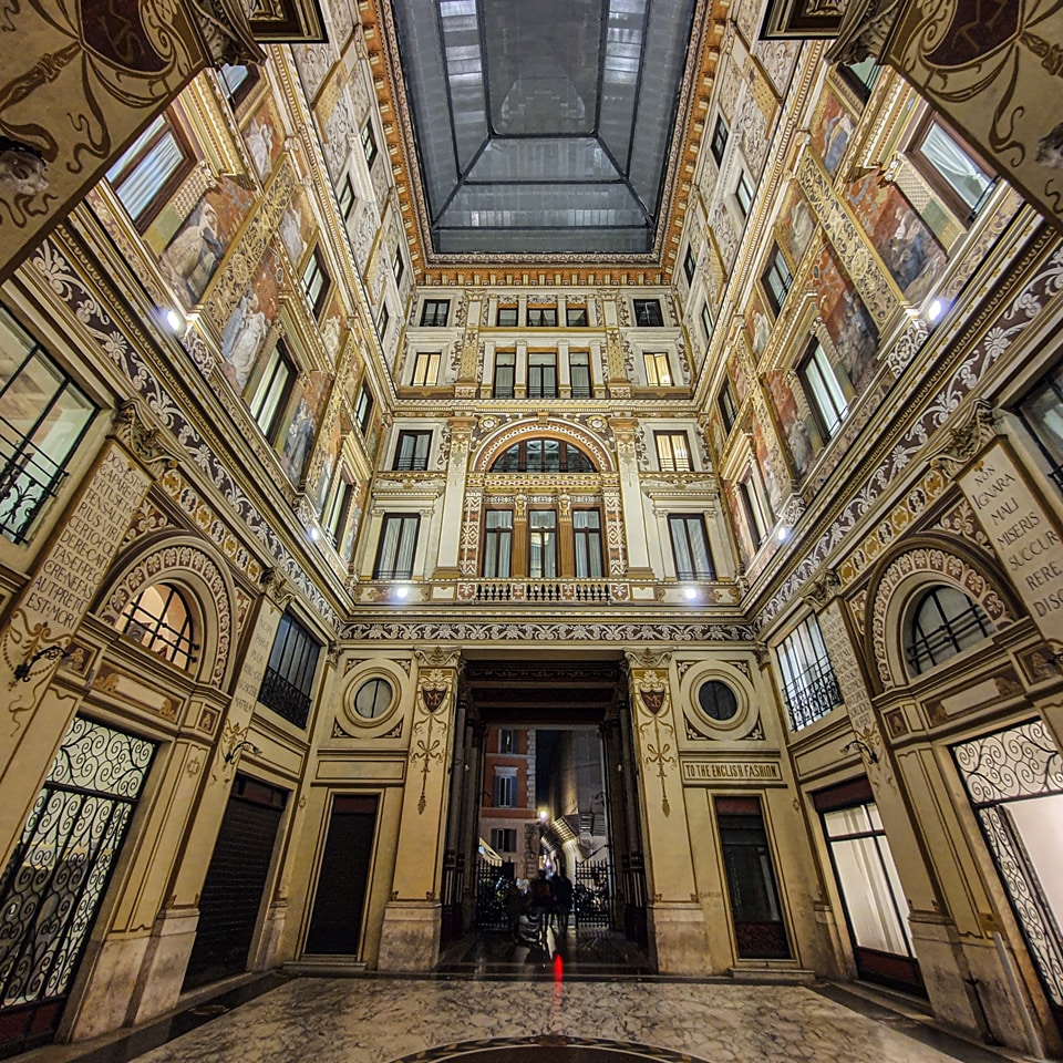 Citation de Virgile Non ignara mali sur un pilier à l’intérieur de la Galleria Sciarra