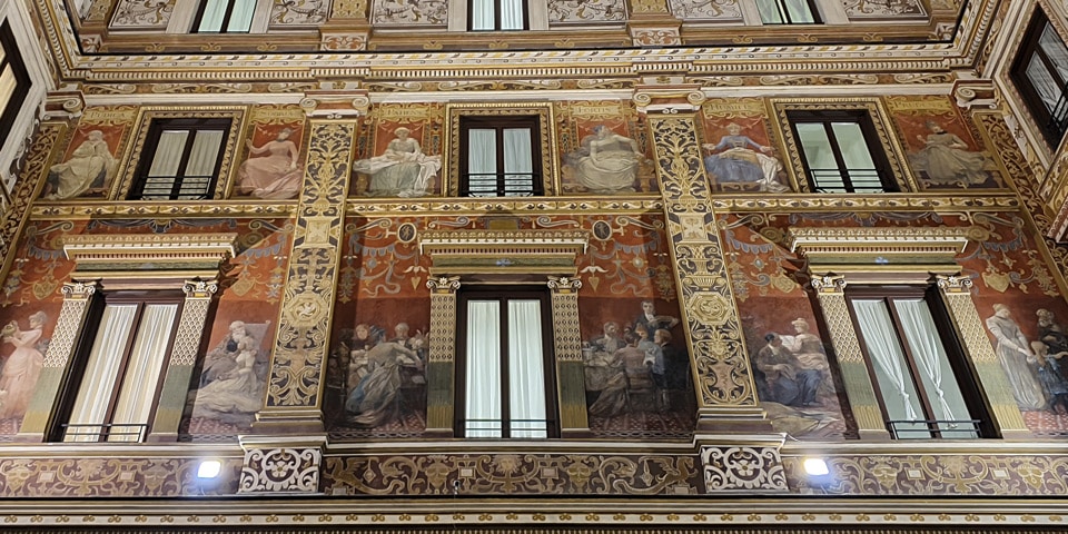 Vertus féminines peintes par Giuseppe Cellini et désignées en latin à l’intérieur de la Galleria Sciarra