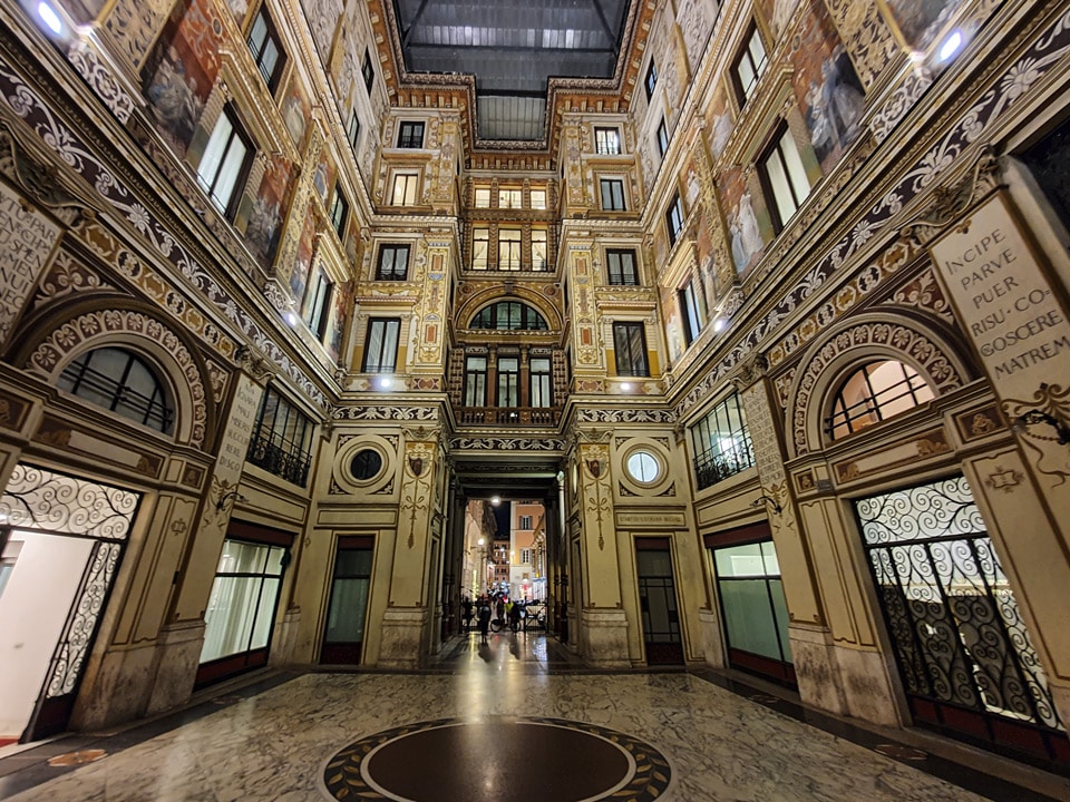Inscription de Virgile Incipe parve puer sur un pilier à l’intérieur de la Galleria Sciarra