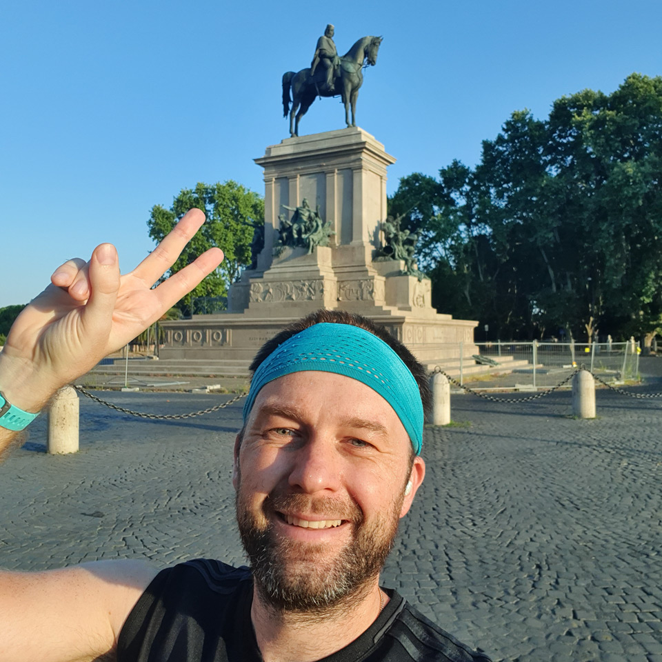 Artur Jakucewicz devant le monument à Giuseppe Garibaldi sur le Janicule au lever du soleil, à Rome