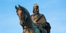 Vue frontale complète du monument équestre à Giuseppe Garibaldi à Rome avec l’inscription de dédicace ITALIA E VITTORIO EMANUELE sur le socle