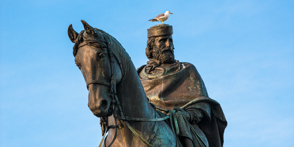 Vue frontale complète du monument équestre à Giuseppe Garibaldi à Rome avec l’inscription de dédicace ITALIA E VITTORIO EMANUELE sur le socle