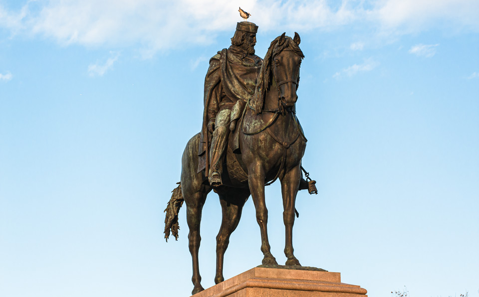 Statue équestre en bronze de Giuseppe Garibaldi à cheval au sommet du monument sur le Janicule, à Rome
