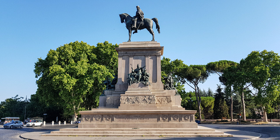 Vue frontale complète du monument équestre à Giuseppe Garibaldi à Rome avec l’inscription de dédicace ITALIA E VITTORIO EMANUELE sur le socle