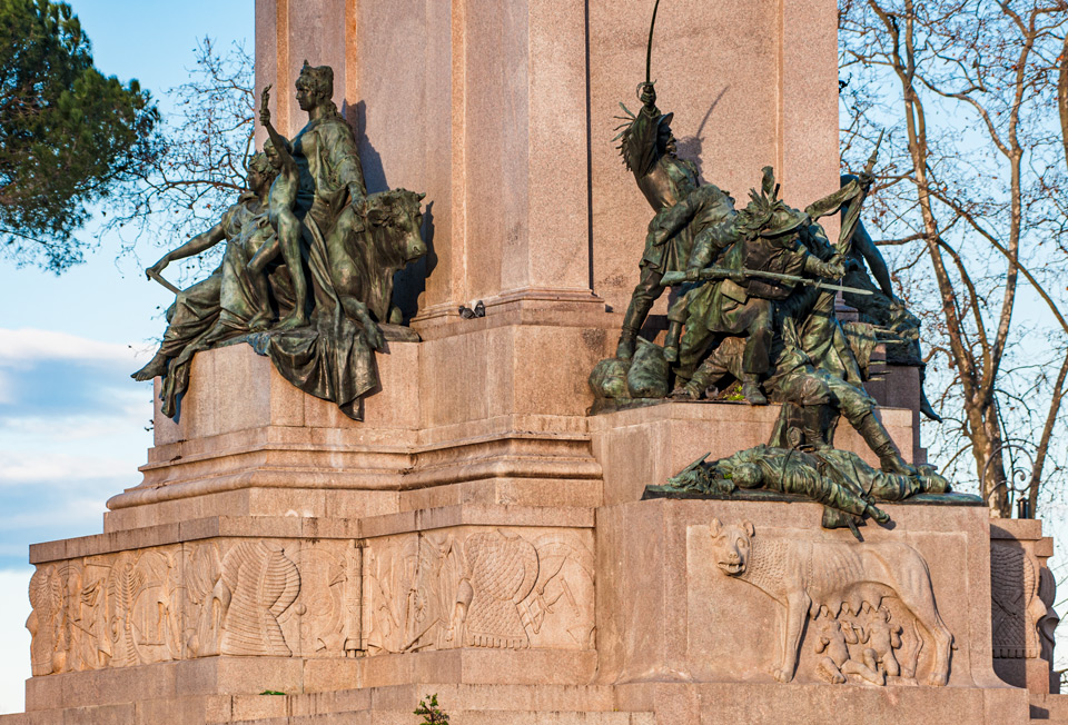 Groupes sculptés allégoriques en bronze et relief de la louve capitoline sur le piédestal du monument à Giuseppe Garibaldi, à Rome