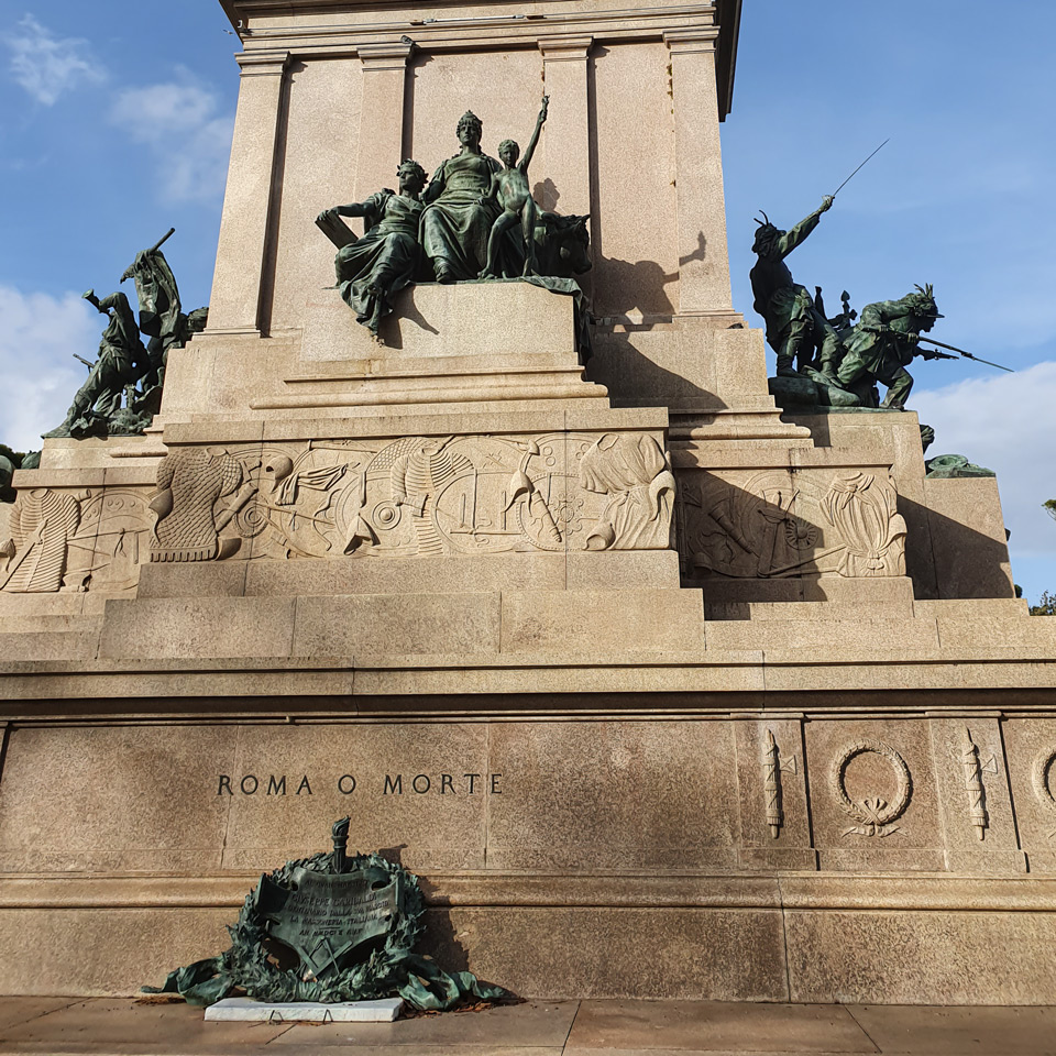Inscription ROMA O MORTE sur le piédestal du monument à Giuseppe Garibaldi avec la couronne maçonnique en bronze déposée par la franc-maçonnerie italienne en 1907 pour le centenaire de la naissance de Garibaldi, à Rome