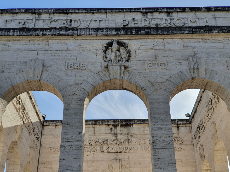 Inscription Ai Caduti per Roma avec les dates 1849 et 1870 au-dessus des arches de l’ossuaire garibaldien
