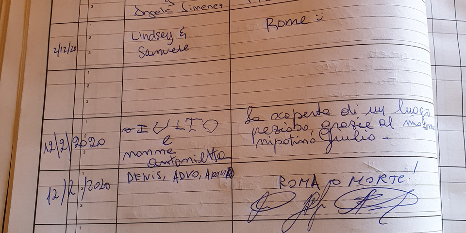 Messages manuscrits et signatures dans le livre d’or du Mausolée-ossuaire garibaldien à Rome