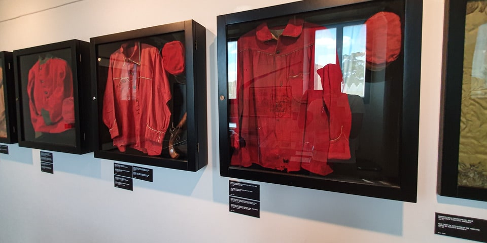Chemises rouges et coiffes associées aux volontaires garibaldiens exposées à Porta San Pancrazio