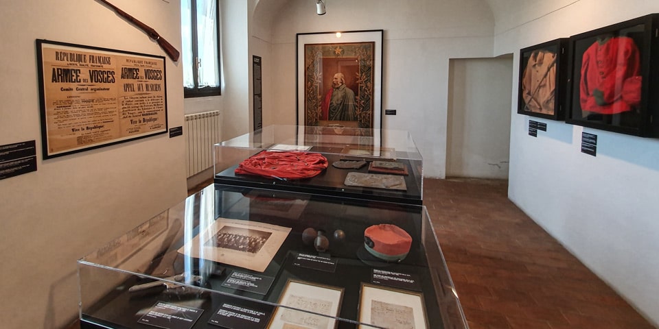 Portrait de Garibaldi, fusil, pistolets et souvenirs garibaldiens à l’intérieur du Musée de la République romaine