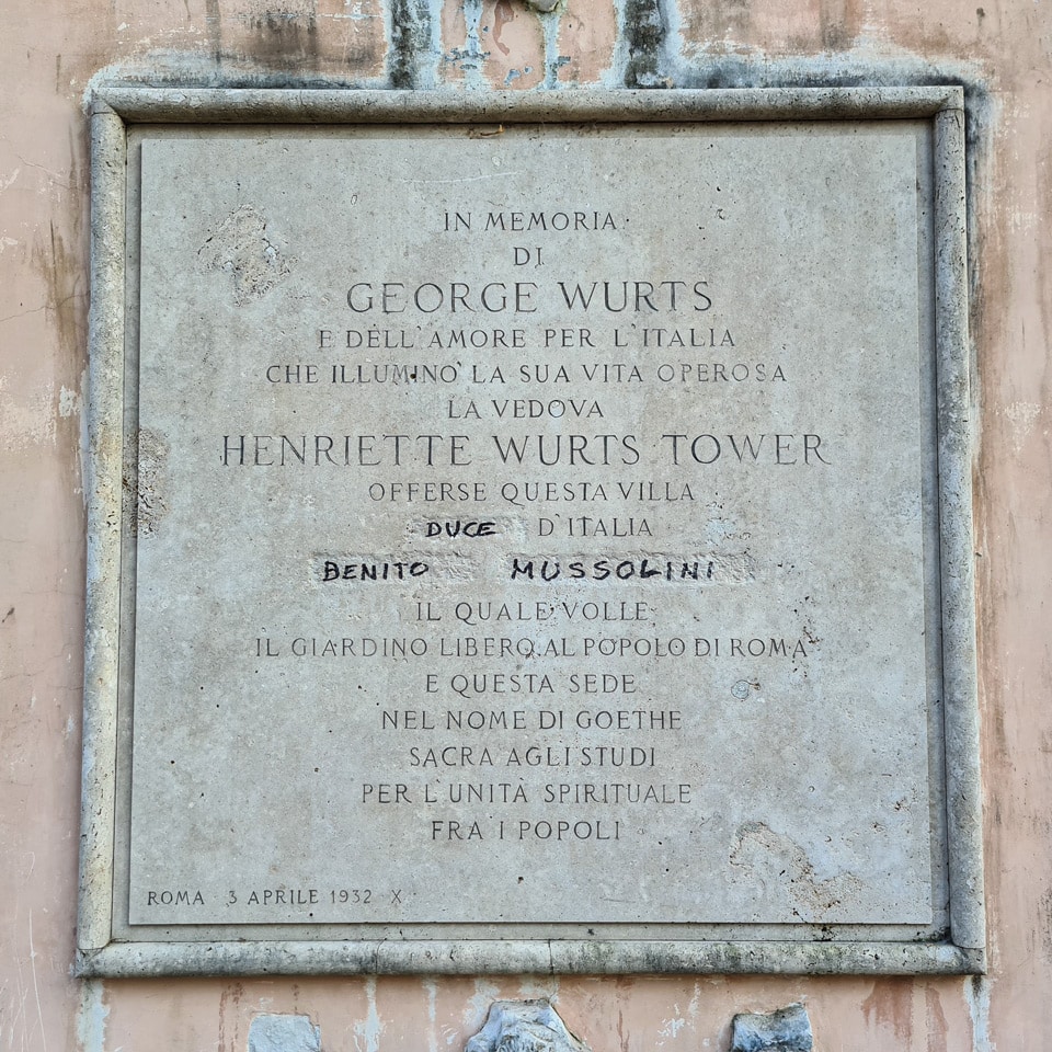Plaque commémorative de George Wurts datant de 1932 à Villa Sciarra, avec le nom de Benito Mussolini effacé puis réinscrit