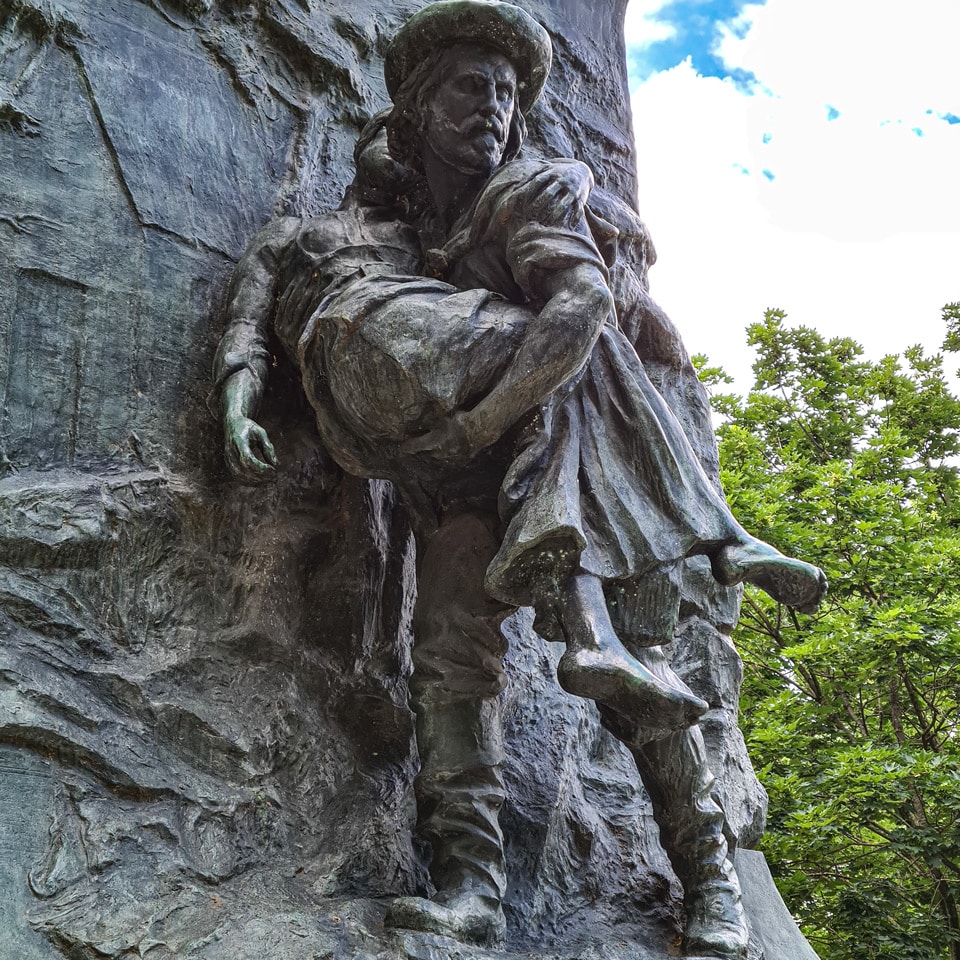 Haut-relief de Giuseppe Garibaldi portant Anita mourante pendant leur retraite de Rome en 1849