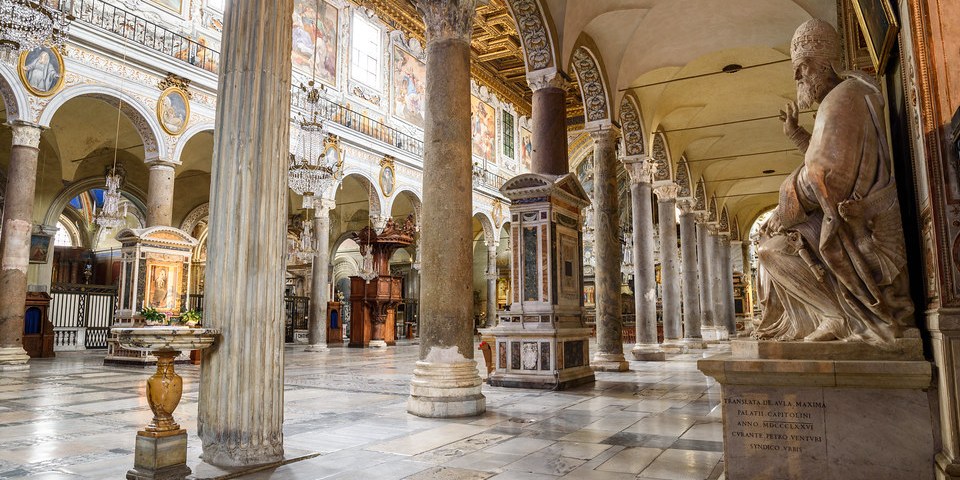 Intérieur de la basilique Santa Maria in Ara Coeli à Rome