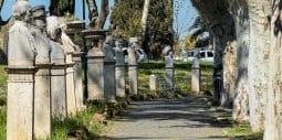 Bustes en marbre de patriotes italiens bordant la promenade ombragée du Janicule à Rome