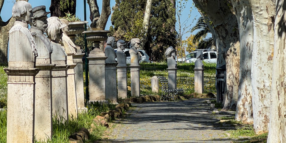 Bustes en marbre de patriotes italiens bordant la promenade ombragée du Janicule à Rome