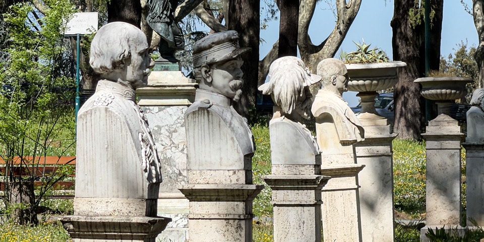 Différents uniformes militaires et coiffes représentés parmi les bustes en marbre des patriotes sur la colline du Janicule