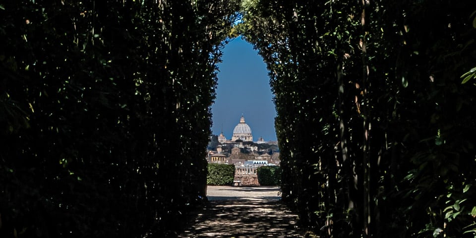Trou de serrure des chevaliers de Malte avec haie de jardin et dôme de la basilique Saint-Pierre